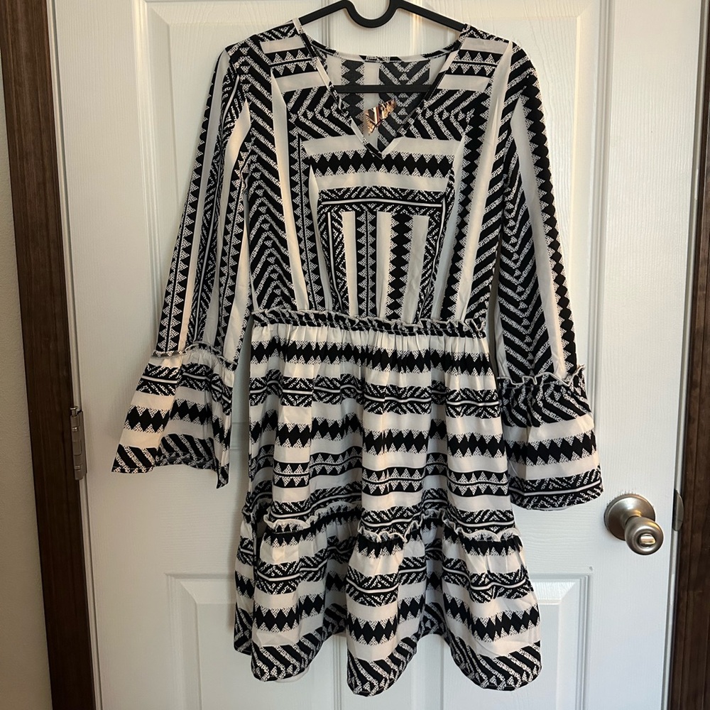 Summer black and white long sleeved dress